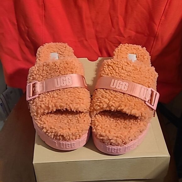 Beautiful UGG Slip Ons NWT Size 12 - Picture 1 of 7